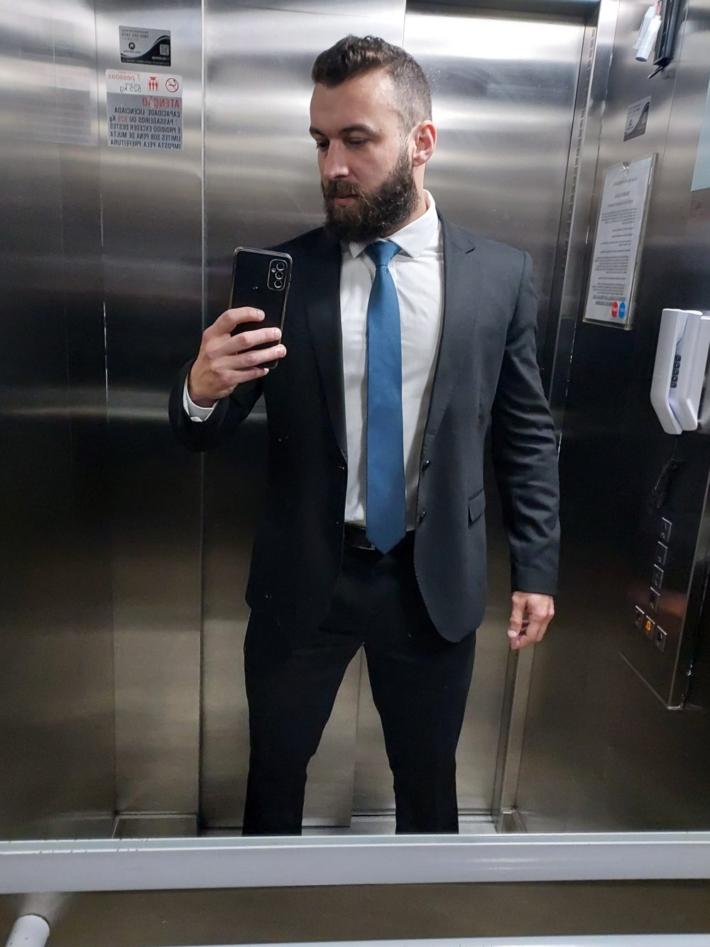 Avimar de terno e gravata azul, selfie no espelho de um elevador, a caminho da banca da prova oral de SC.
